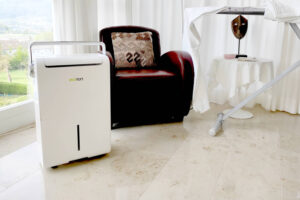 ecoQ DryAir 35L Energy Saver trocknet die Wäsche in einem Wohnzimmer