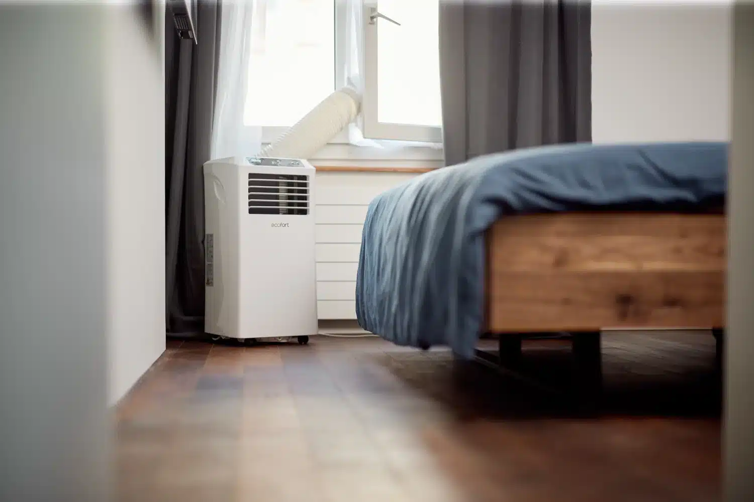 ecoQ CoolAir 10 Klimagerät in einem Schlafzimmer