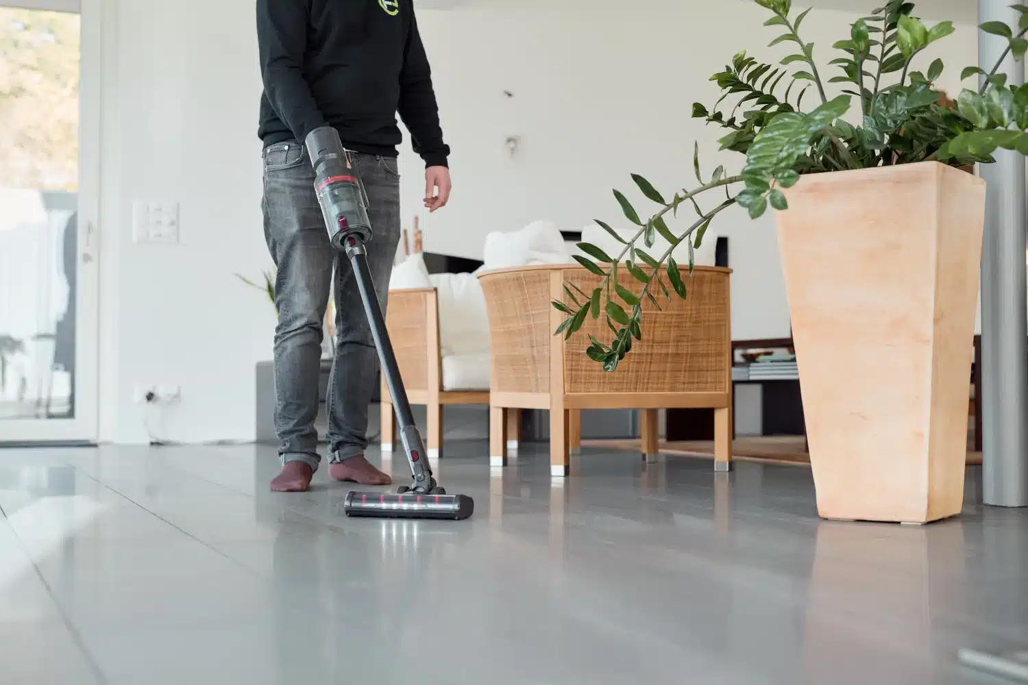 L'aspirapolvere ecoQ CleanVac Pro in soggiorno